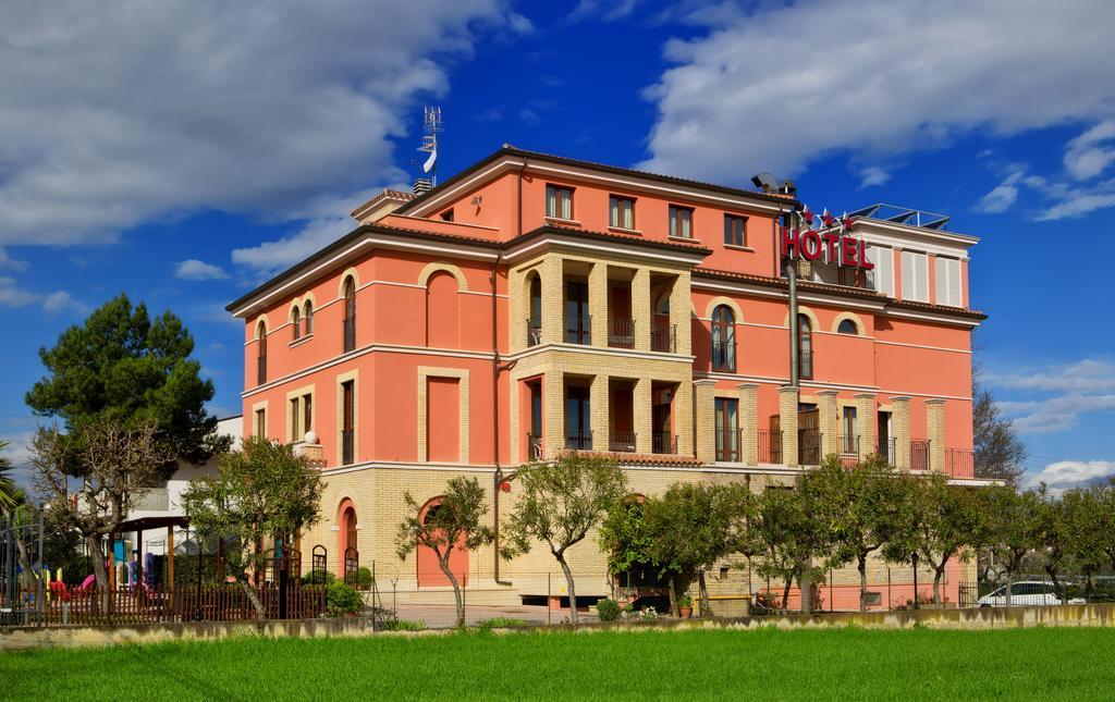 Hotel Ristorante Casa Rossa Alba Adriatica Exterior photo