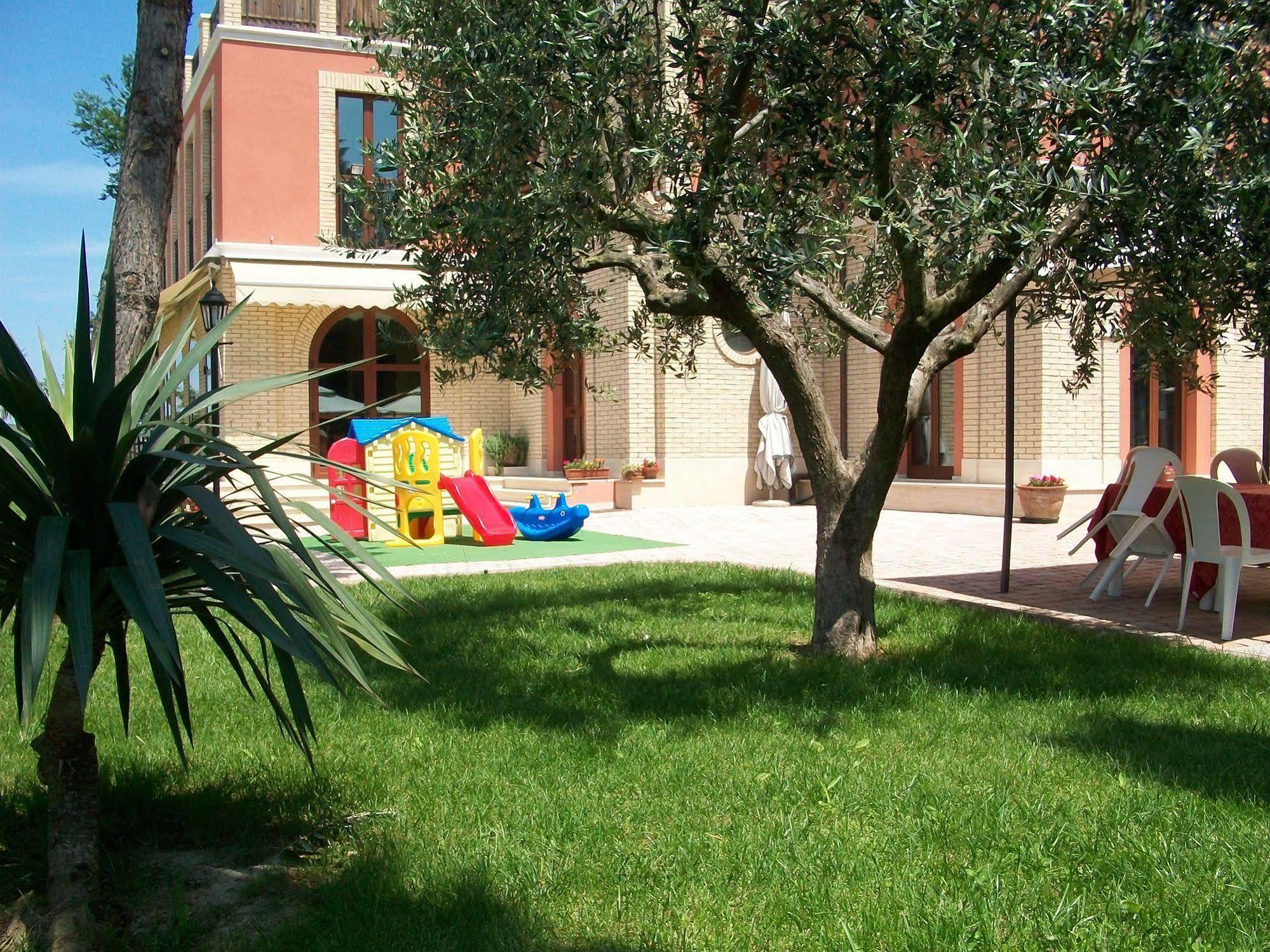 Hotel Ristorante Casa Rossa Alba Adriatica Exterior photo